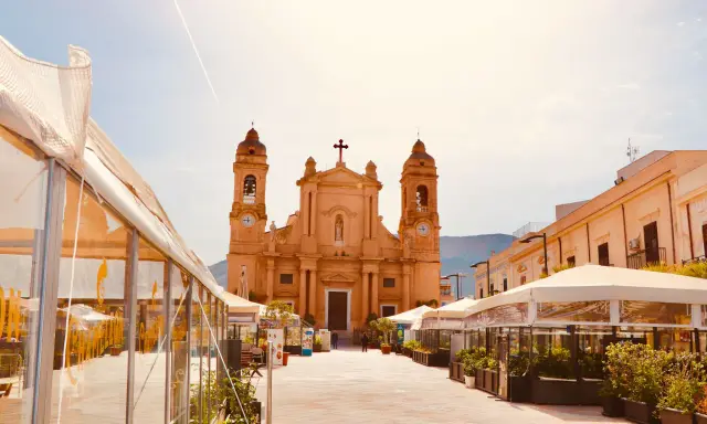 Piazza con chiesa e gazebo, ideale per scoprire cosa fare la sera a Terrasini.