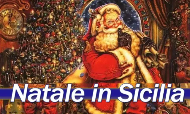 Babbo Natale sorride accanto a un albero addobbato, evocando le tradizioni natalizie siciliane.