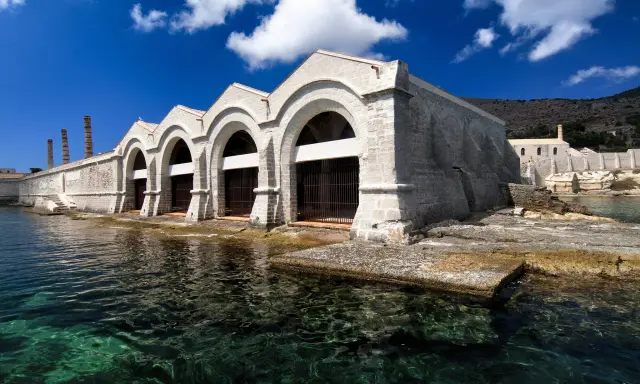Antica tonnara, un tempo fiorente grazie a Ignazio Florio Senior, con archi imponenti sul mare cristallino.