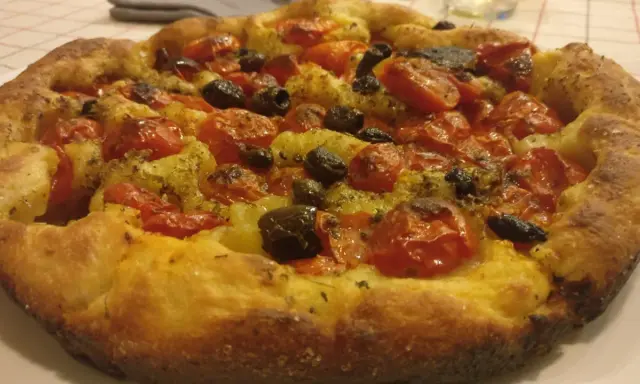 Focaccia con pomodorini e olive, un tripudio di specialità pugliesi salate. Croccante fuori, morbida dentro, profumata di erbe aromatiche.