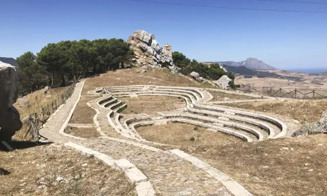 Teatro all'aperto e sentieri in pietra a Caltavuturo, cosa vedere per godere del panorama mozzafiato.