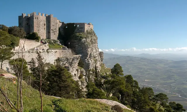 Castello normanno su sperone roccioso, un luogo che evoca l'erice mitologia siciliana, con vista panoramica sulla campagna.