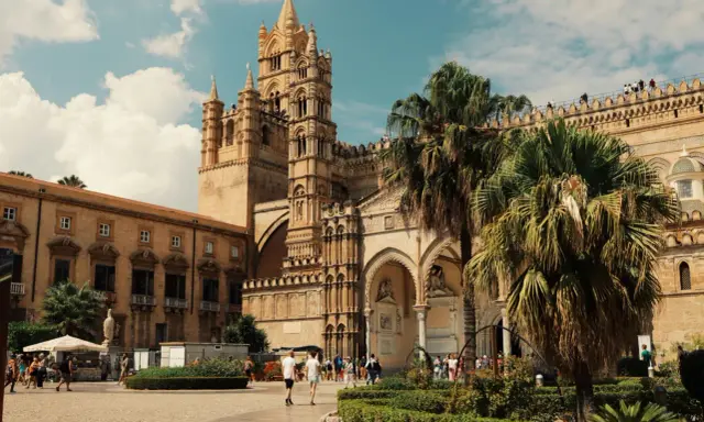 La Cattedrale di Palermo, con le sue torri imponenti e le palme rigogliose, è un luogo ricco di storia e curiosità.