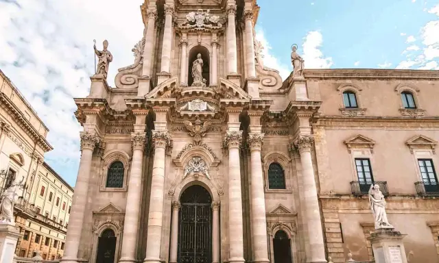 Duomo di Siracusa, un gioiello del centro storico di Ortigia. Imperdibile per chi cerca cosa vedere in Sicilia.