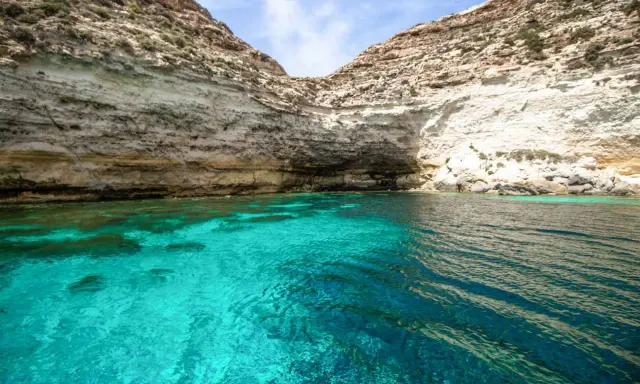 Acque cristalline e scogliere bianche nella baia della Tabaccara a Lampedusa.