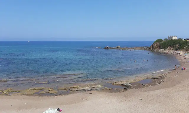 La **spiaggia dei Settefrati** offre acque cristalline e una baia tranquilla, con bagnanti che si godono il sole e il mare.