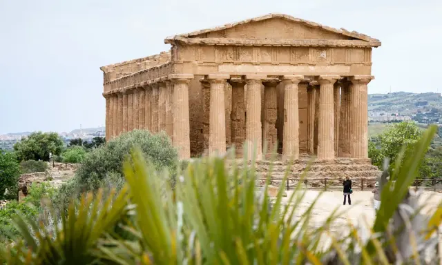 Tempio dorico nella Valle dei Templi, un luogo dove si può immaginare quanti templi ci sono.