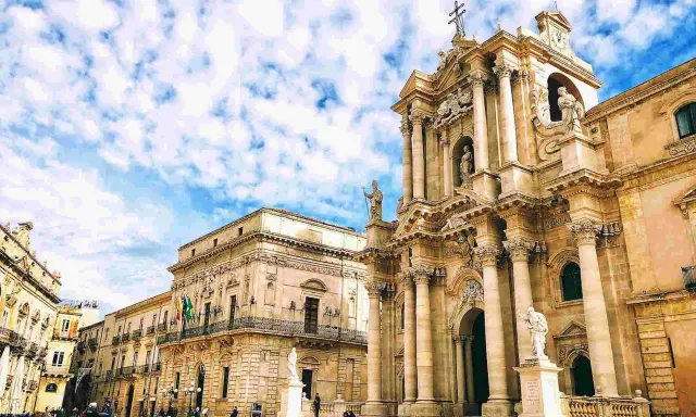 Piazza Duomo a Siracusa: un'idea per cosa vedere a Siracusa in mezza giornata, con la Cattedrale e palazzi storici.