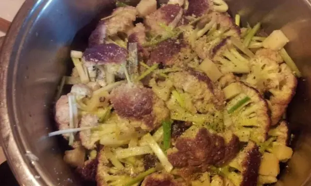 Cavolfiori viola e patate in padella, conditi con erbe aromatiche e pangrattato. Un piatto gustoso, quasi dei bastardi affucati per quanto sono invitanti.