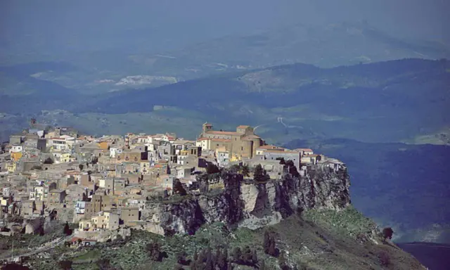 Borgo arroccato su una rupe, la città più alta della Sicilia domina un paesaggio collinare.