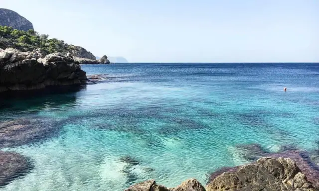 Acque cristalline e rocce scolpite dal mare, un angolo di paradiso che ricorda le **tre piscine** naturali di **Bagheria**.