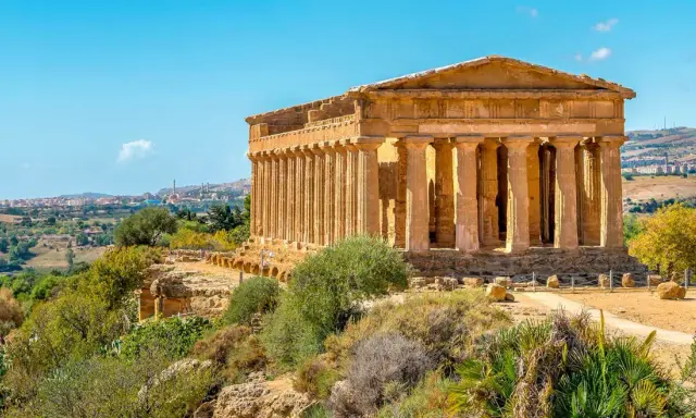 Tempio dorico ben conservato nella Valle dei Templi, testimone della ricca storia siciliana.