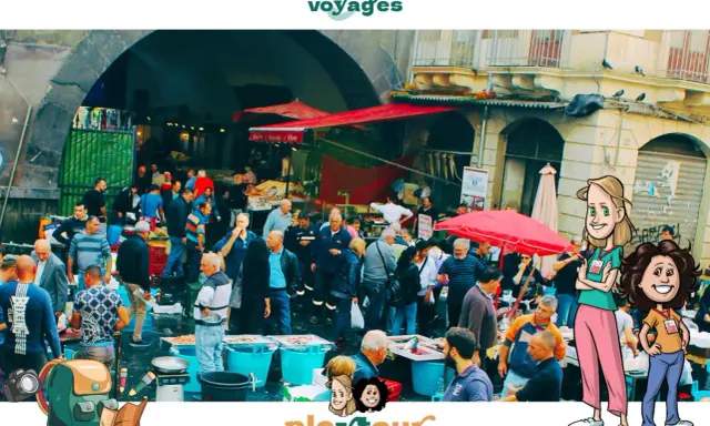 Un vivace mercato a Catania tutti i giorni, con bancarelle piene di pesce fresco e gente che fa acquisti.