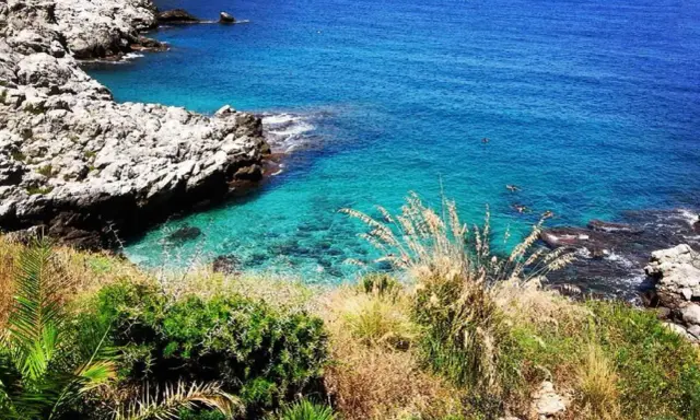 Tre piscine naturali cala del cuore, acque cristalline e scogliere rocciose.