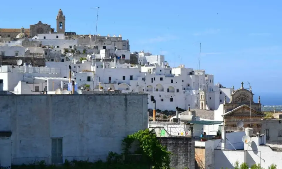 Panoramica di Ostuni, la Città Bianca. Un dedalo di case bianche arroccate su una collina, con chiese e scorci sul mare. Ecco cosa vedere a Ostuni.