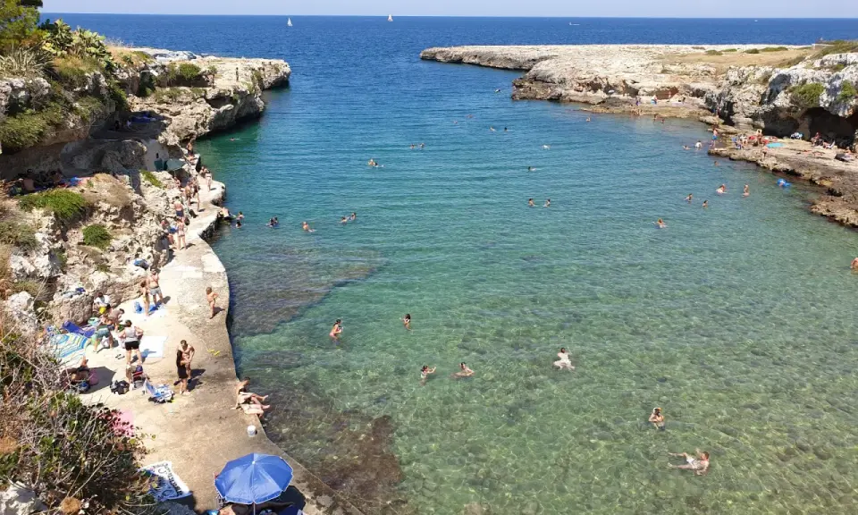 Cala Incina, Polignano a Mare: un angolo di paradiso per nuotare e prendere il sole. Come arrivare? Segui la costa!
