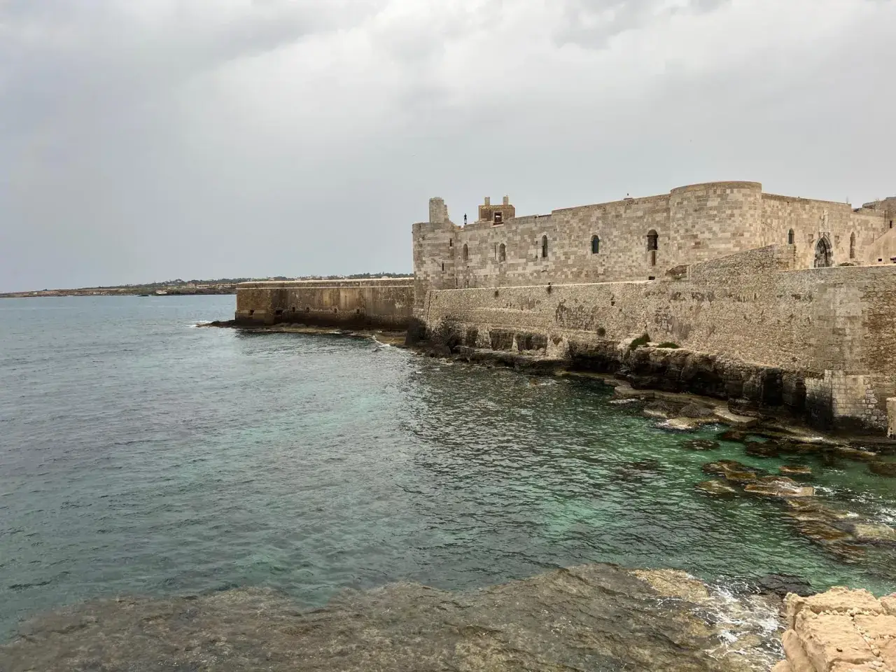 Fortezza di Ortigia, uno dei luoghi da non perdere se cerchi cosa vedere a Siracusa, si affaccia sul mare cristallino.