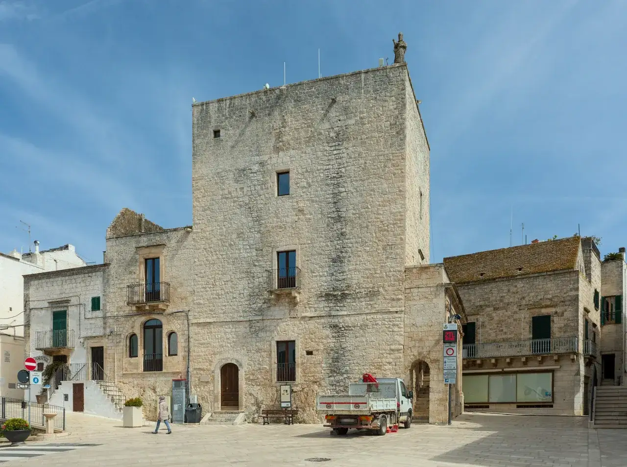 Torre dell'Orologio e vicoli caratteristici: cosa vedere a Cisternino in mezza giornata. Un borgo pugliese da scoprire.
