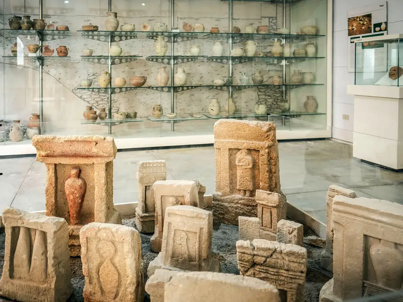 Antiche stele e ceramiche in un museo, un viaggio tra le meraviglie di Mozia cosa vedere.