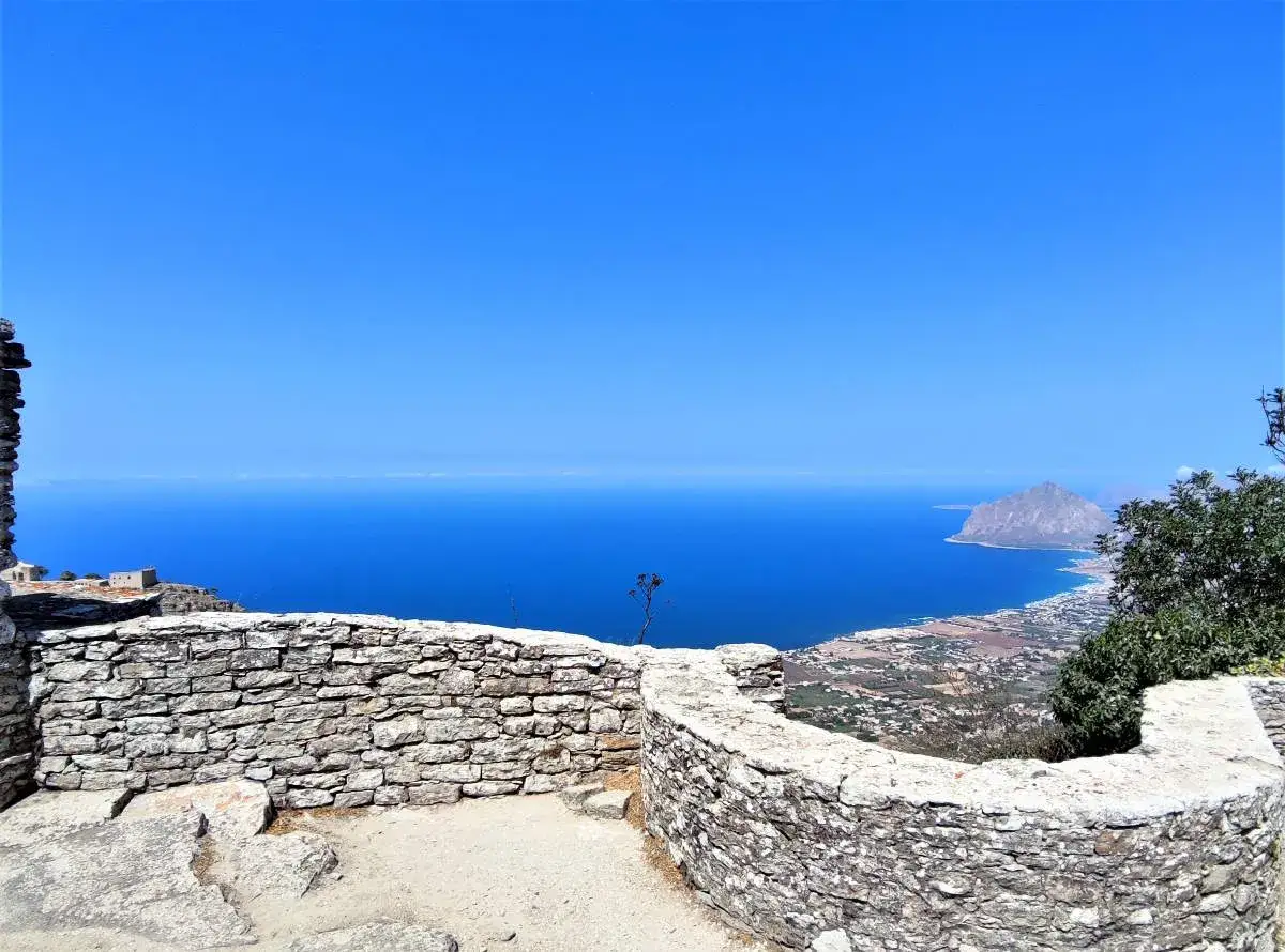 Vista mozzafiato da Erice: il blu intenso del mare incontra il cielo limpido, con il Monte Cofano all'orizzonte. Un luogo magico da esplorare.