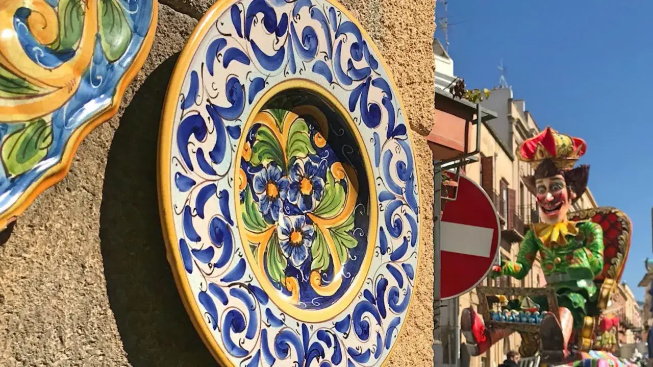 Piatti decorati e un carro allegorico colorato, perfetti per scoprire cosa vedere in un giorno.