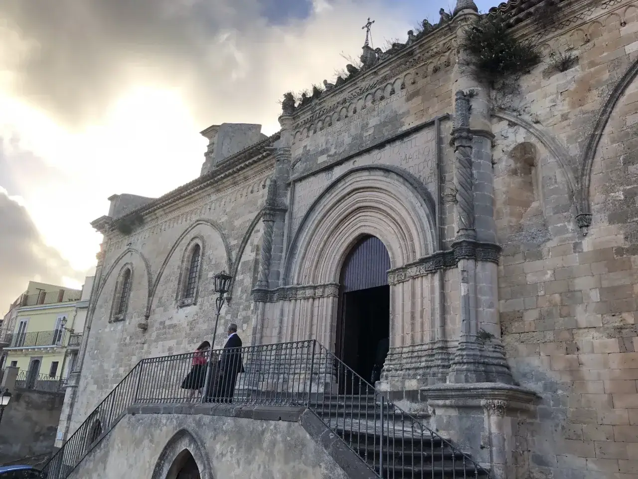 Vizzini cosa vedere: la maestosa Cattedrale di San Gregorio Magno, con la sua imponente facciata in pietra e un'atmosfera suggestiva.