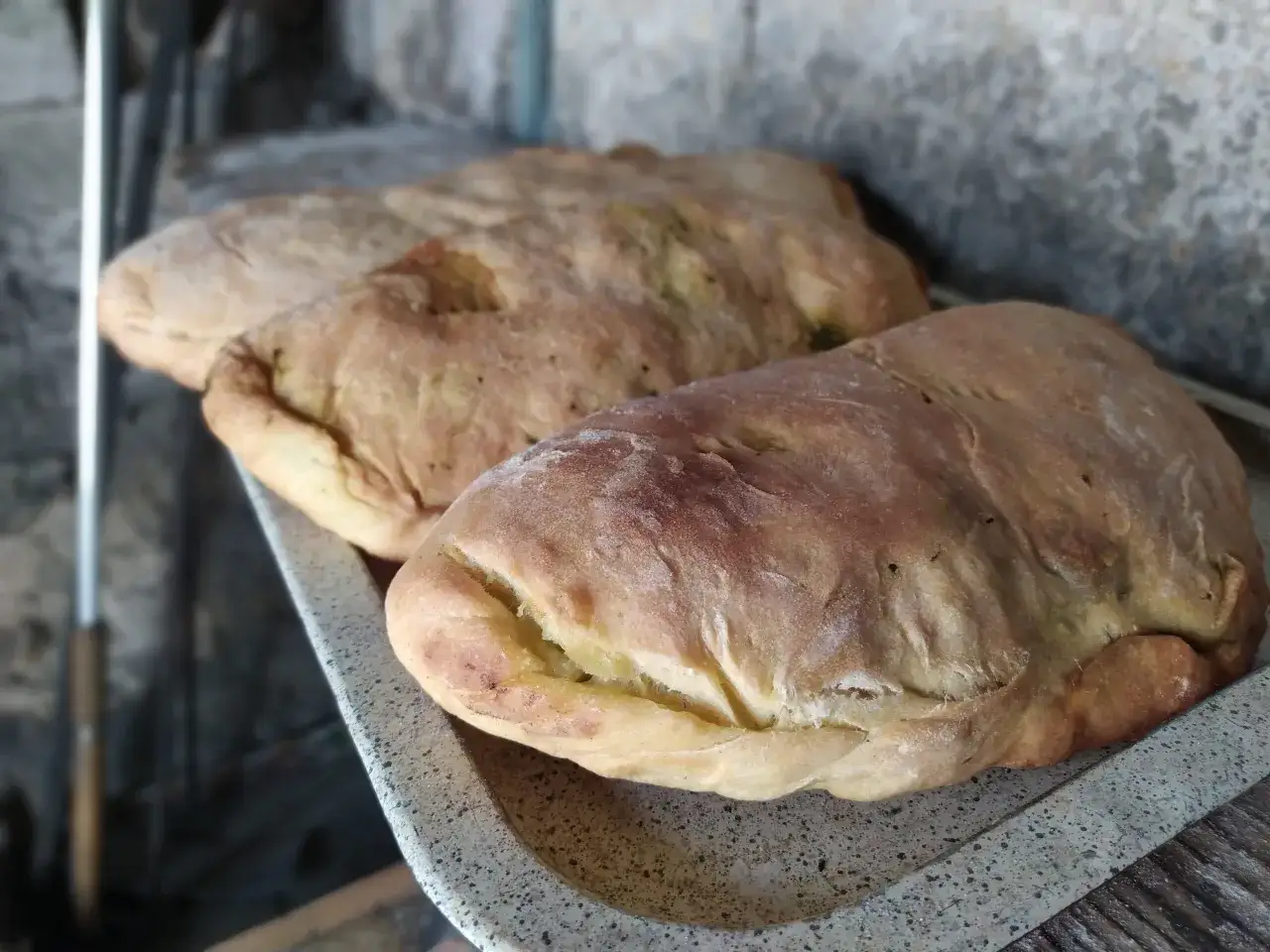 Due schiacciatelle pane, dorate e fragranti, pronte per essere gustate.