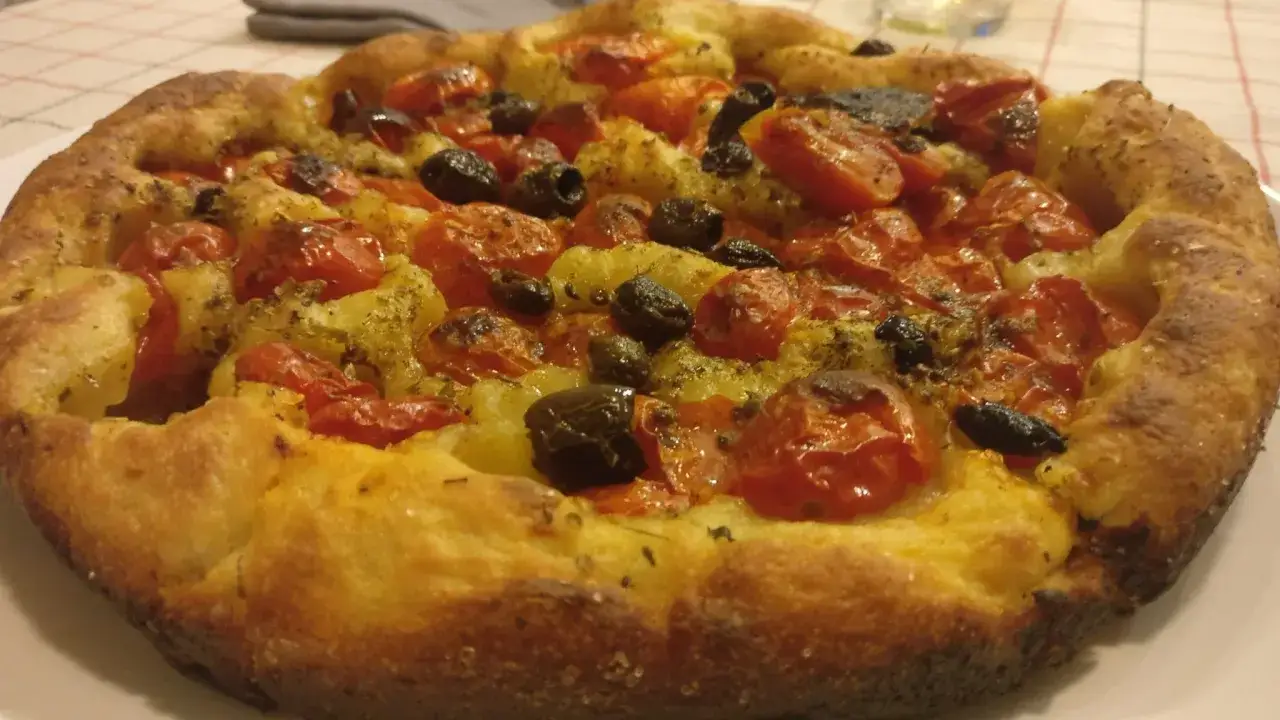 Focaccia con pomodorini e olive, un tripudio di specialit&agrave; pugliesi salate. Croccante fuori, morbida dentro, profuma di sole e mare.
