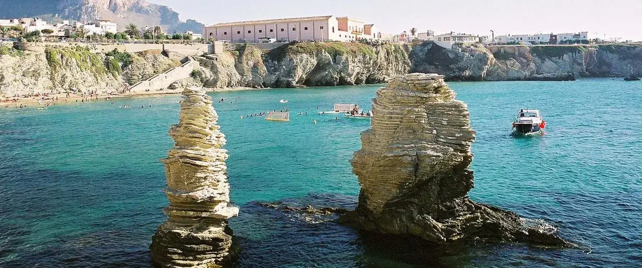 Scogliere suggestive e mare cristallino a Terrasini: cosa vedere per godersi la costa siciliana.