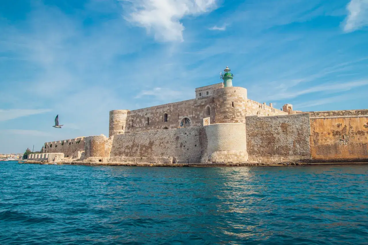 Fortezza di Castello Maniace, un gioiello del centro storico di Ortigia. Cosa vedere: la sua imponente architettura e il faro verde.