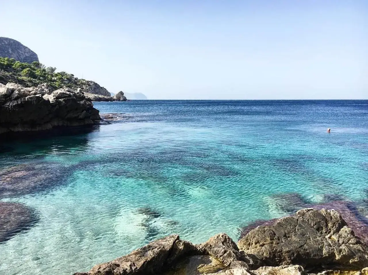 Acque cristalline e rocce scure formano le tre piscine naturali di Cala del Cuore, un angolo di paradiso.