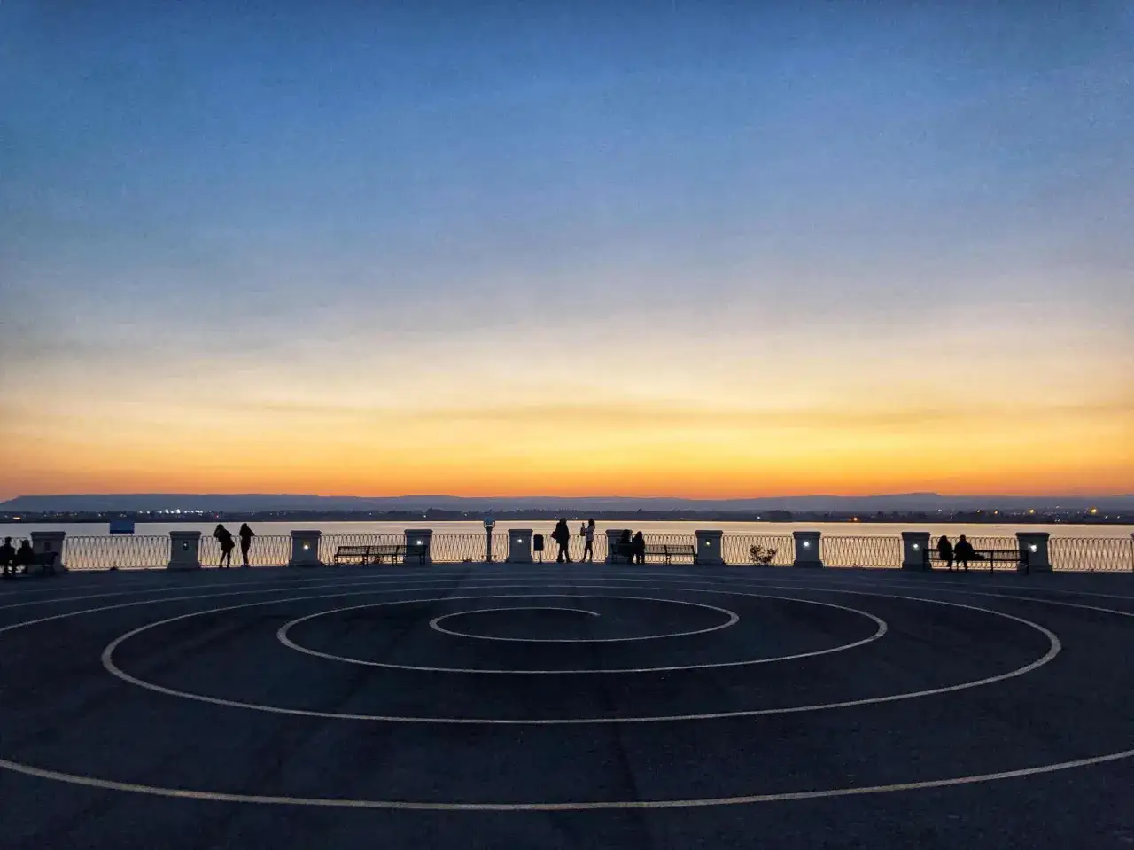 Tramonto a Siracusa, con la spirale sul lungomare e la vista sul golfo. Perfetto per scoprire cosa vedere a Siracusa in mezza giornata.