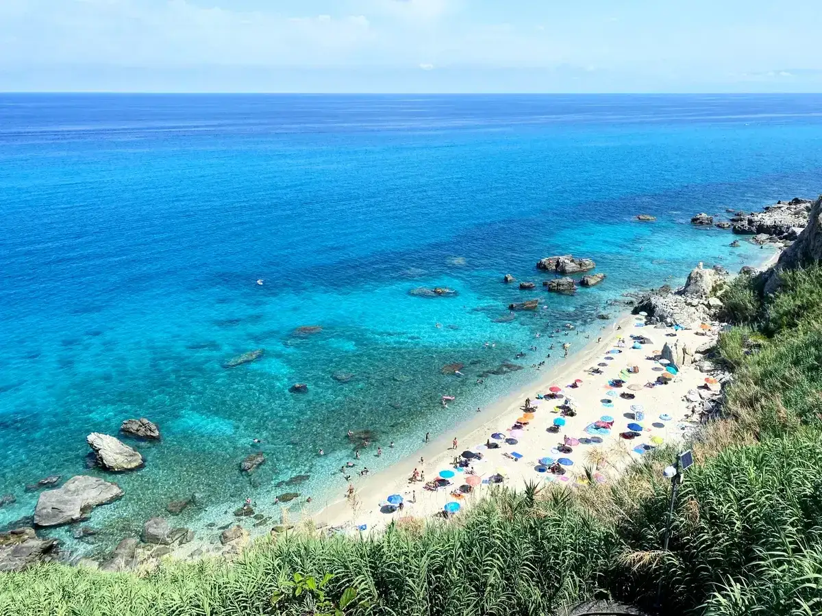 Una spiaggia da sogno, tra le più belle spiagge della Calabria, con acque cristalline e sabbia dorata, bagnata da un mare turchese.