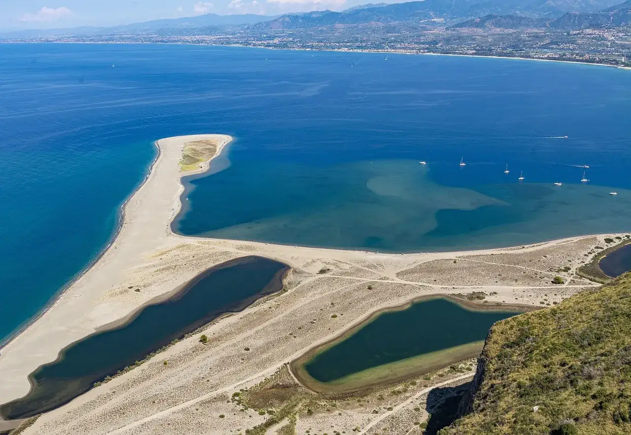 I laghetti di Marinello, con le loro acque calme e invitanti, sono perfetti per fare il bagno. La sabbia dorata e il mare azzurro creano uno scenario mozzafiato.