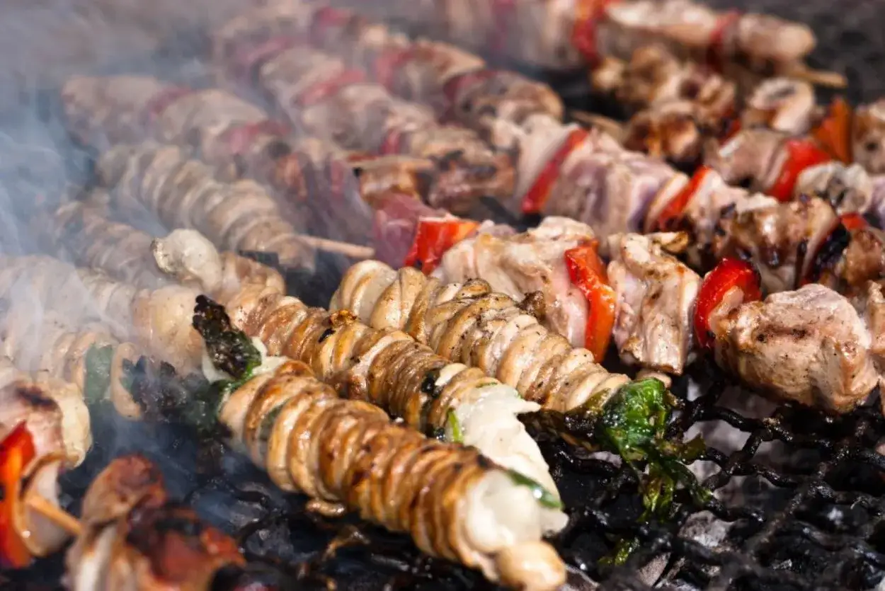 Spiedini di stigghiole, un sapore autentico da scoprire. Carne e verdure grigliate, un'esplosione di gusto.