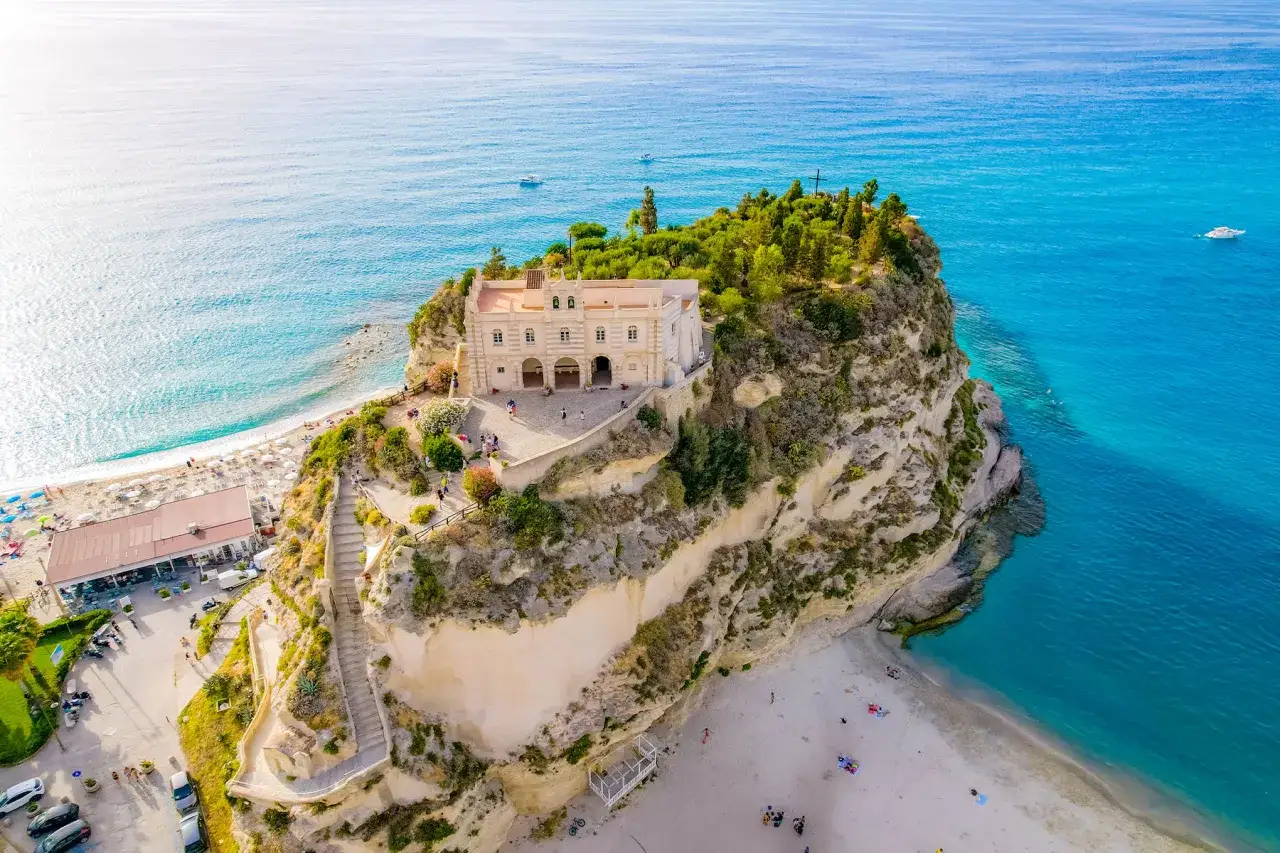 Santuario di Santa Maria dell'Isola a picco sul mare turchese. Un luogo iconico per scoprire cosa fare a Tropea, tra spiagge e panorami mozzafiato.