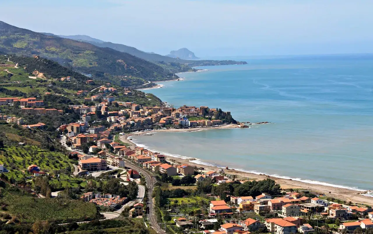 Panoramica di Castel di Tusa, un pittoresco borgo siciliano affacciato sul mare, dove si trova la bellezza della costa.