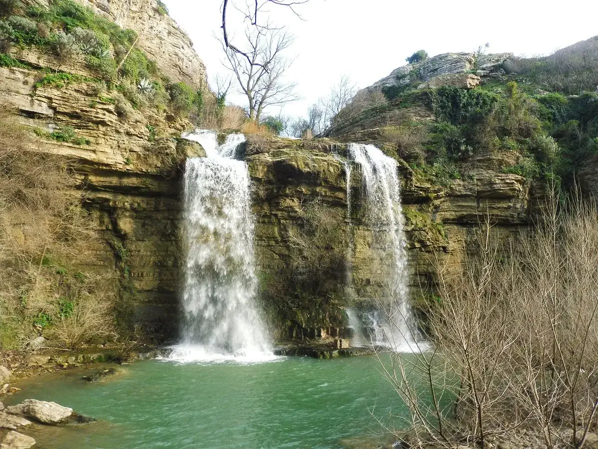Cascate spettacolari, un'oasi di pace da scoprire tra le cose da vedere a Corleone. Acque verdi e rocce imponenti.