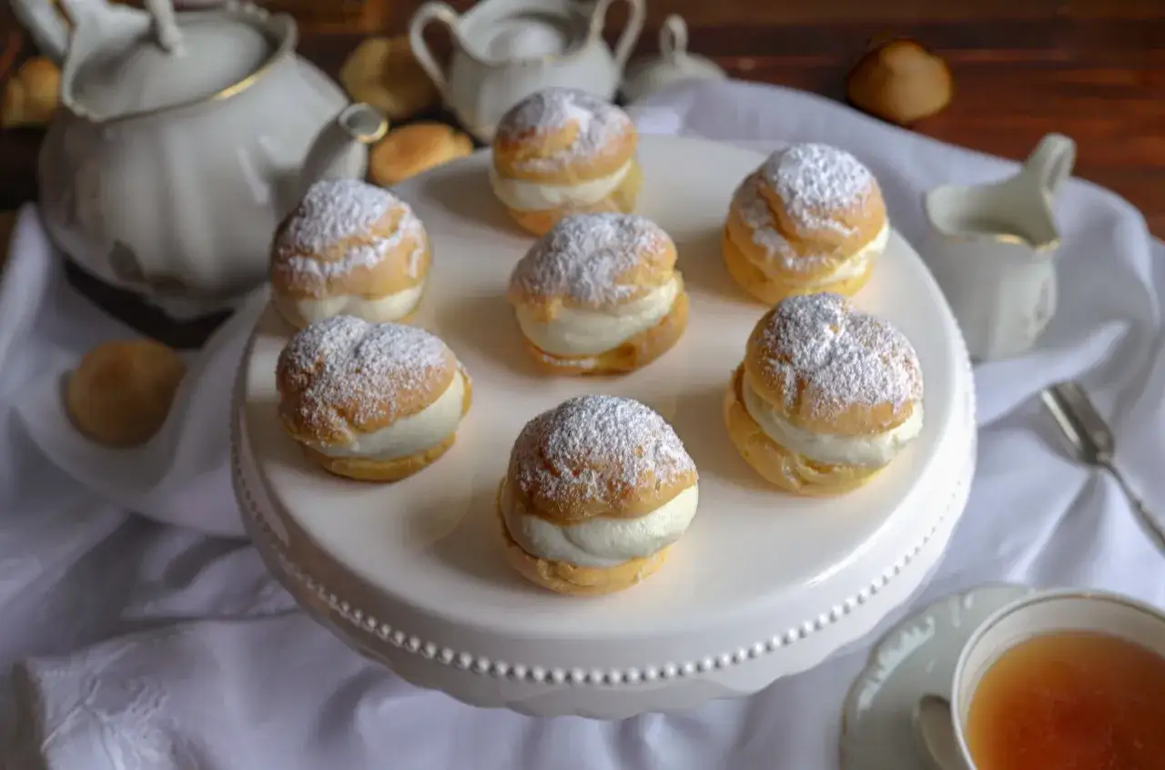 Bicchierini di crema, dolci come i lulu messinesi, spolverati di zucchero a velo, pronti per essere gustati con un tè.