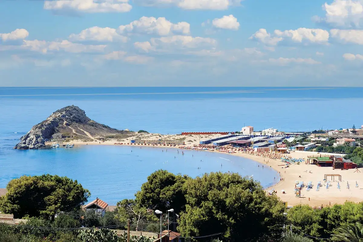 Spiaggia dorata e mare azzurro, un'isola rocciosa e tante attività: ecco cosa vedere a Licata per una vacanza indimenticabile.