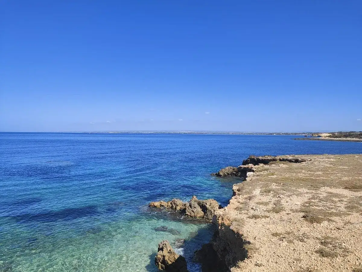 Scogliera rocciosa e mare cristallino nella zona della spiaggia delle Formiche, Portopalo di Capo Passero.