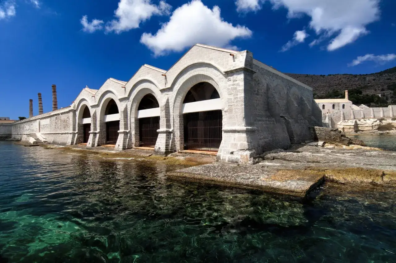 Antiche tonnare siciliane, un tempo fiorenti grazie a Ignazio Florio Senior, con il mare cristallino che lambisce le mura.