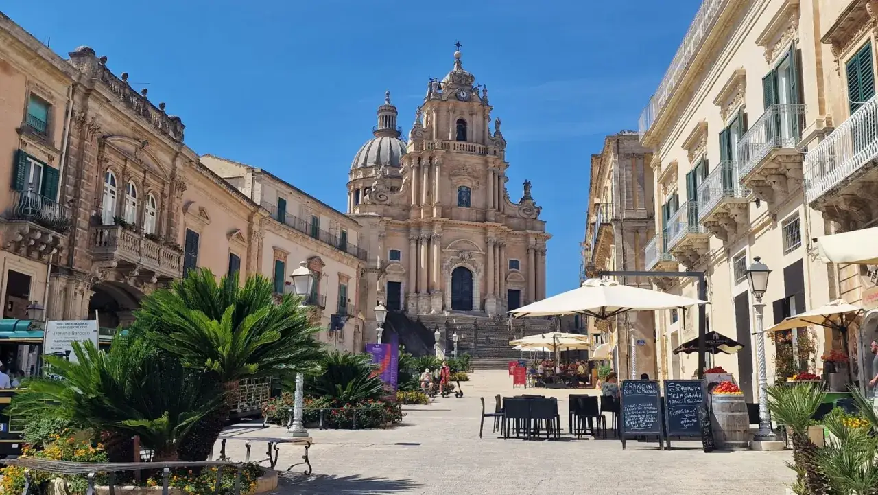 Piazza Duomo a Ragusa Ibla, con la maestosa cattedrale barocca. Il significato di Ragusa Ibla è la sua bellezza barocca, un gioiello siciliano.