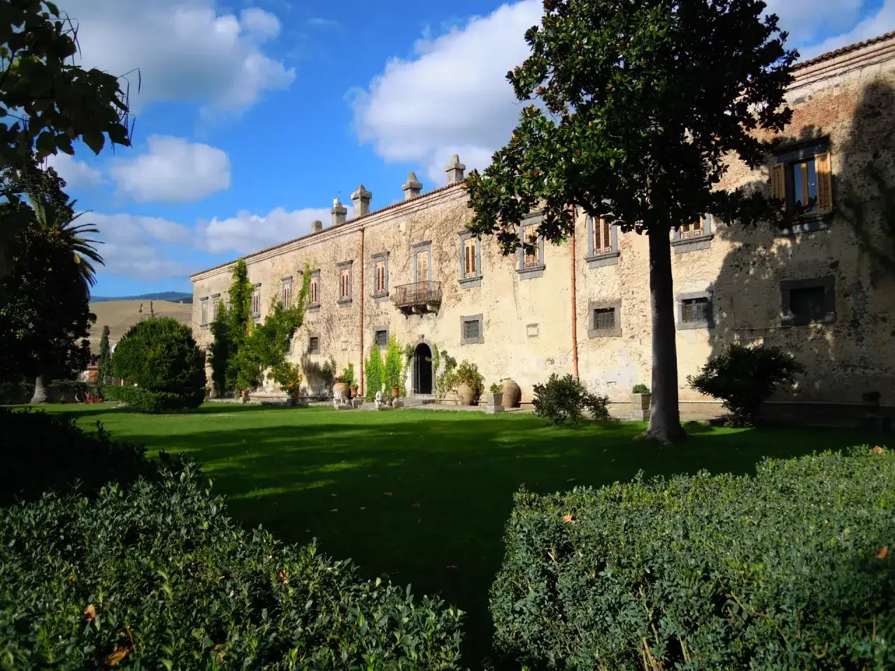 Un antico palazzo con un giardino curato, un esempio di cosa vedere a Bronte.