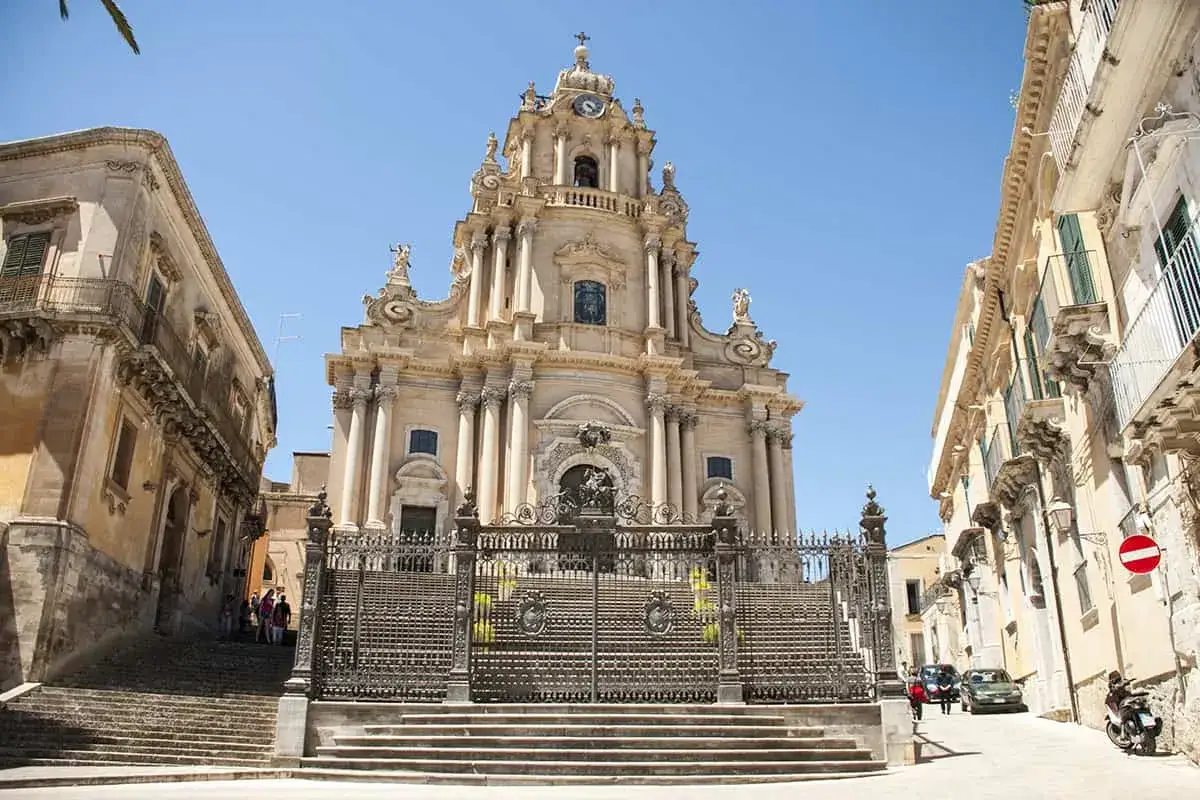 La maestosa Cattedrale di San Giorgio domina Ragusa Ibla, un gioiello barocco. Il nome