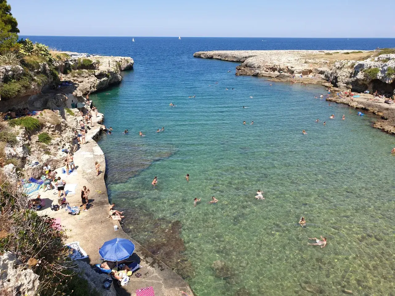 Cala Incina, Polignano a Mare: un angolo di paradiso con acque cristalline e scogliere rocciose. Ecco come arrivare per godersi questa perla pugliese.