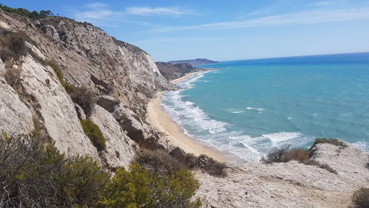 Spiaggia Torre Salsa: scogliere bianche, mare turchese e sabbia dorata. Per sapere come arrivare, esplora questo angolo di paradiso siciliano.