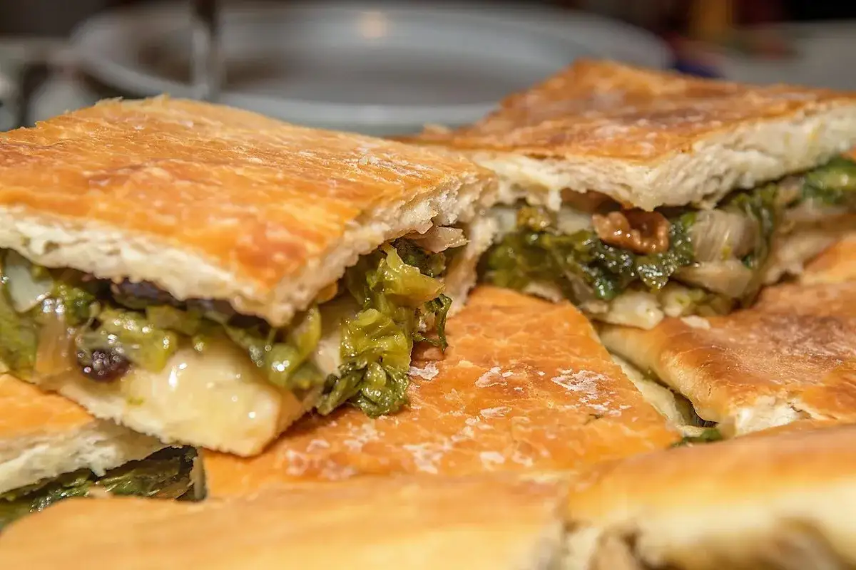 Focaccia ripiena con verdure e formaggio, un assaggio dei piatti tipici della Campania.