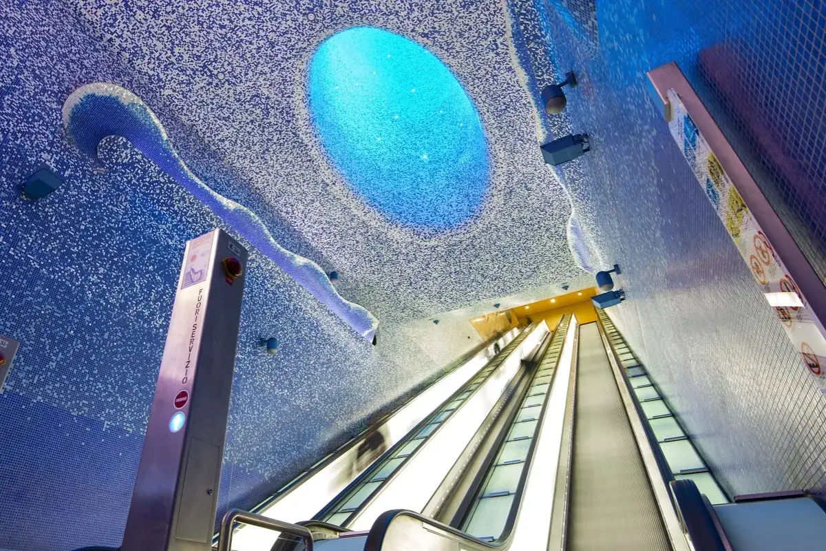 Stazioni metro Napoli da vedere: la stazione Toledo, con il suo soffitto a mosaico blu e la grande apertura luminosa, sembra un'onda marina.