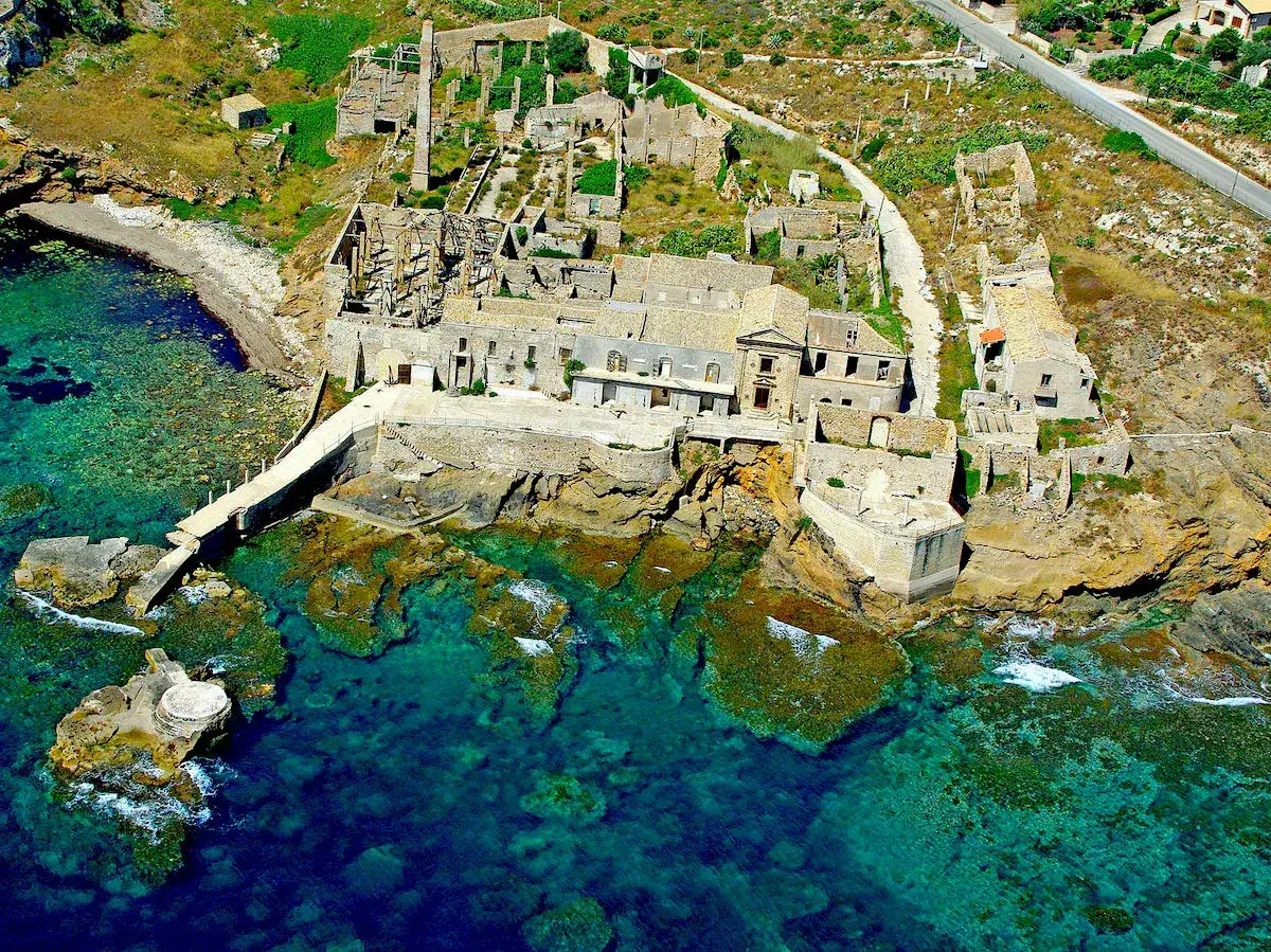 Antica tonnara di Portopalo, con le sue rovine che si affacciano sul mare cristallino, testimone di un passato di pesca e tradizioni.